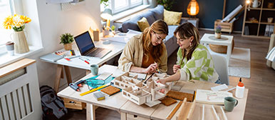 Zwei Frauen arbeiten am Modell