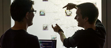 Zwei Personen besprechen Projektion