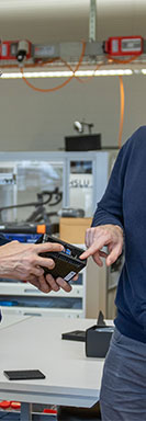  Jonas Hofstetter betrachten den Rechner