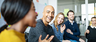 Personen in einer Sitzung