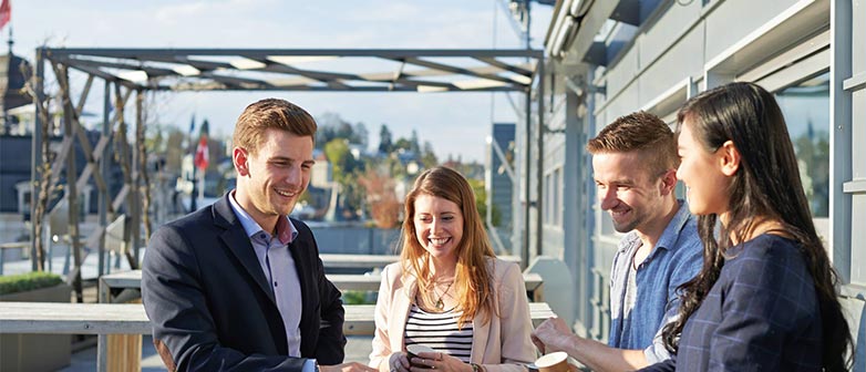 Masterstudierende auf der Dachterasse der HSLU