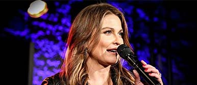 Judith Wernli am Mikrofon