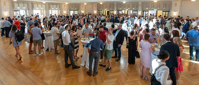 Menschengruppe in grossem Saal