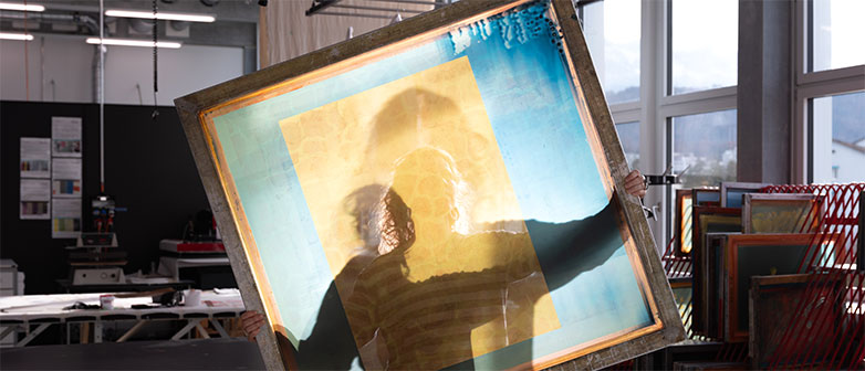 Person hält hellen Bilderrahmen ins Licht