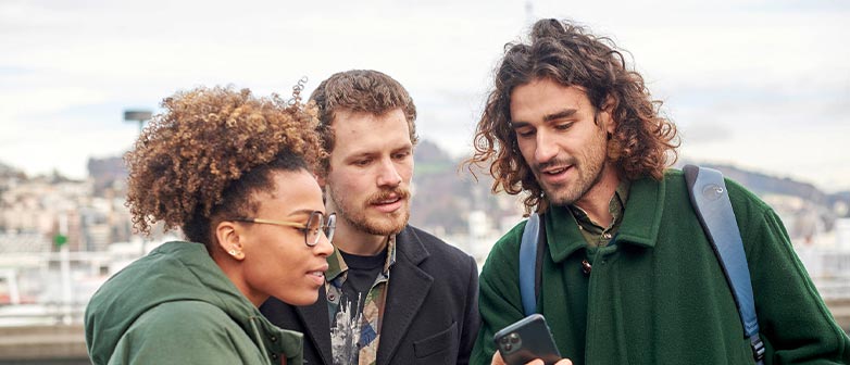 Drei Personen diskutieren die Gruende fuer ein Studium an der HSLU