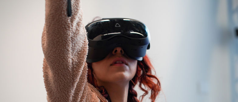 Bild einer Frau mit VR Brille