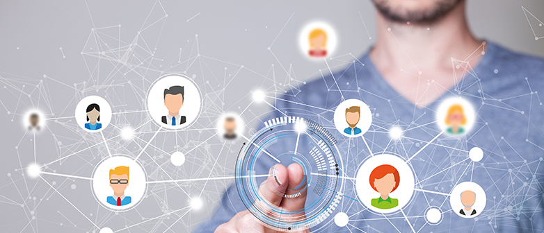 Eine Grafische Darstellung eines Netzwerkes aus verschiedenen Personen, im Hintergrund ist der Oberkörper eines Mannes zu sehen, er klickt mit zwei Fingern das auf das Netzwerk