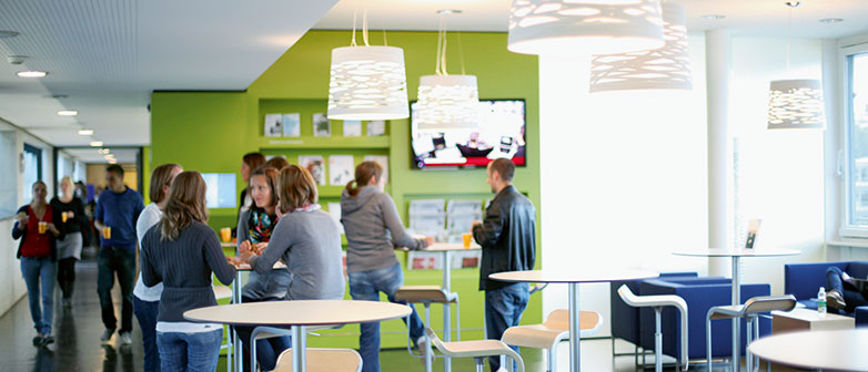Die Mensa des Departements Wirtschaft wo sich viele Studierende aufhalten und zusammen sprechen