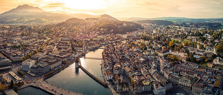Die Stadt Luzern aus Vogelperspektive im dämmernden orangefarbenen Sonnenlicht