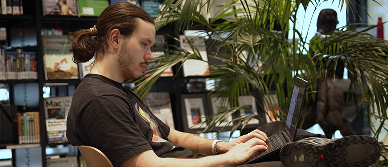 Student Joshua Gasche am Arbeiten