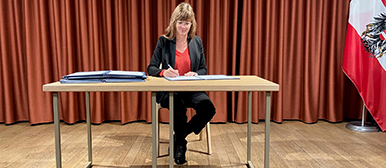 Barbara Bader an der Signing Ceremony in Bruessel