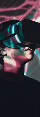 Kind trägt VR-Brille