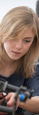 Junges Mädchen arbeitet an Drohne