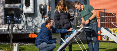 Studierende vor dem Departement Technik & Architektur