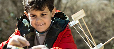 Junge experimentiert