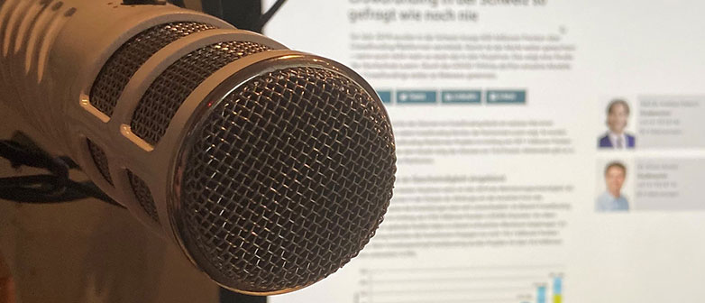 Mikrofon vor einem geöffneten Bildschirm