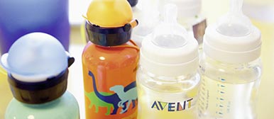 Schoppen und Kindertrinkflaschen in einer Kindertagesstätte