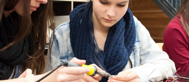 Schülerinnen schnuppern Technikluft