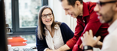 Frau im Gespräch mit Arbeitskollegen