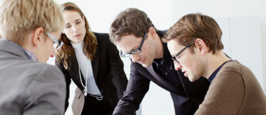 Vier Personen diskutieren