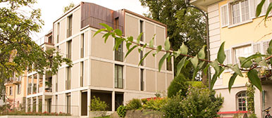 Neubau neben einem historischen Gebäude.