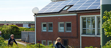 Gebäude mit Solarpanels