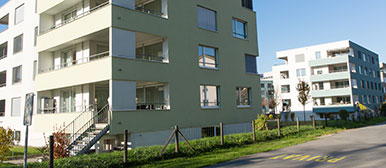 Blick auf eine Siedlung mit mehreren Gebäuden.