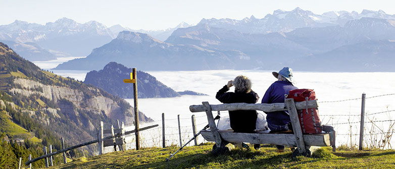 Wanderer geniessen den Ausblick oberhalb des Zentralschweizer Nebelmeers.
