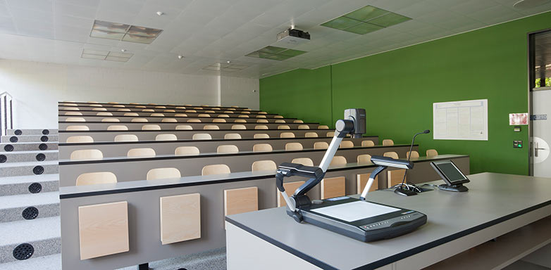 Der Hörsaal bietet bis zu 90 Personen Platz.