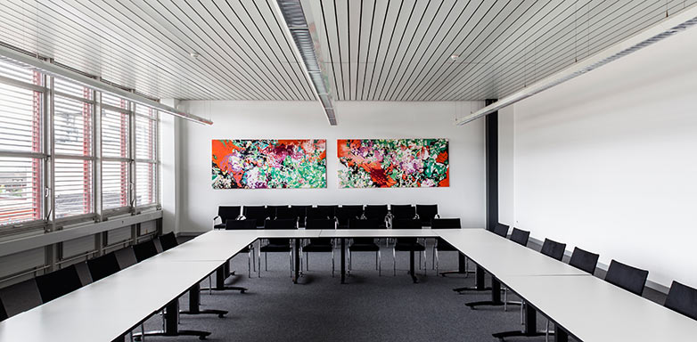 Der Konferenzraum bietet bis zu 25 Sitzplätze.