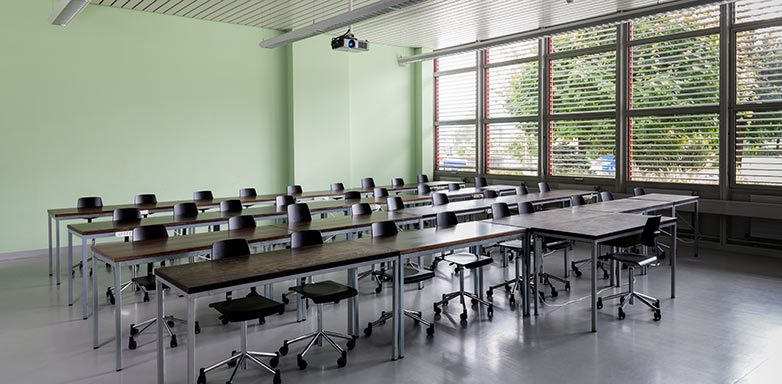 Der kleine Unterrichtsraum bietet maximal 40 Personen Platz.