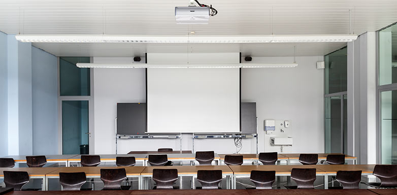 Der grosse Unterrichtsraum bietet maximal 80 Personen Platz.