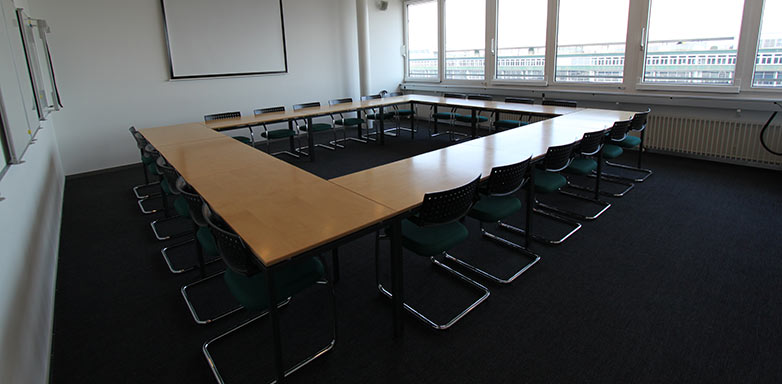Das Sitzungszimmer mit Rundumbestuhlung eignet sich insbesondere für Konferenzen. 