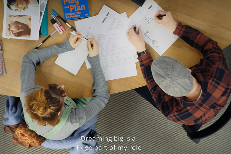 coach und studentin von oben am tisch