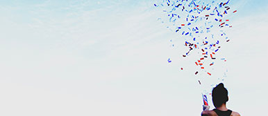 Foto zeigt eine Frau, die eine Konfettikanone auslöst