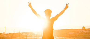 Foto zeigt einen Mann in Siegerpose