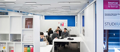 Departement Wirtschaft mit Personen im Raum