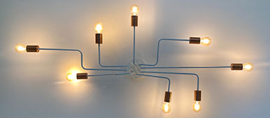 Bild zeigt ein Netz aus Lampen