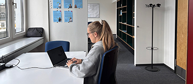 Studierende in einem Gruppenraum am lernen