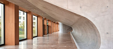 Sitzbank im Hochhaus des neuen Campus Zug-Rotkreuz.