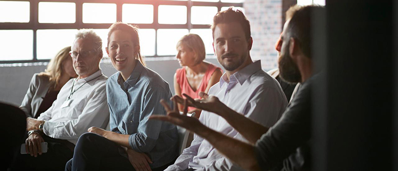 personengruppe am diskutieren