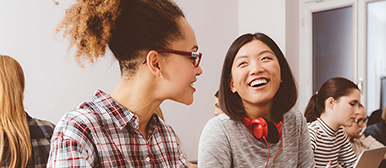 Zwei Frauen im Dialog