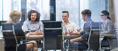 Gruppe von Personen in einem Meetingraum bei einer Besprechung