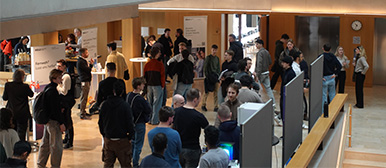 Eine Gruppe junger Personen tauscht sich im Foyer aus
