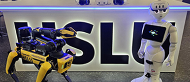 HSLU Logo mit einem Hund Roboter sowie ein anderer Roboter 