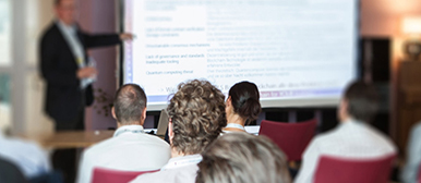 Menschen hören einem Vortrag zu