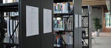 Bücherregal in der Bibliothek am Campus Zug-Rotkreuz