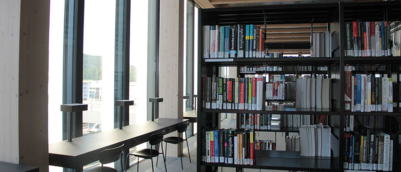 Bücherregal und Arbeitsplätze in Bibliothek