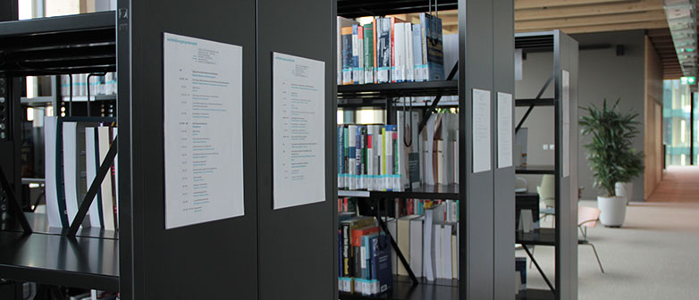Bücherregal in der Bibliothek am Campus Zug-Rotkreuz