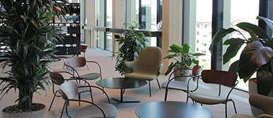 Tische mit tiefen Stühlen in der Bibliothek Campus Zug-Rotkreuz